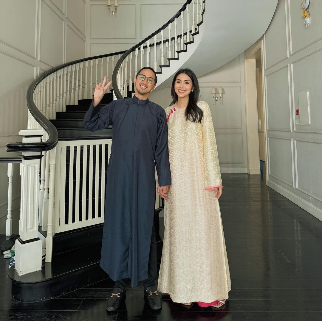 Đến hẹn lại lên, Tăng Thanh Hà đăng ảnh mặc áo dài, nắm tay chồng, doanh nhân Louis Nguyễn, gửi lời chúc năm mới đến người hâm mộ. Nữ diễn viên khiến khán giả mê mẩn với ngoại hình xinh đẹp và gu ăn mặc thanh lịch ở tuổi 38. Mọi người cũng ngưỡng mộ cuộc hôn nhân hạnh phúc 12 năm của ngọc nữ màn ảnh một thời với chồng đại gia. Đến hẹn lại lên, Tăng Thanh Hà đăng ảnh mặc áo dài, nắm tay chồng, doanh nhân Louis Nguyễn, gửi lời chúc năm mới đến người hâm mộ. Nữ diễn viên khiến khán giả mê mẩn với ngoại hình xinh đẹp và gu ăn mặc thanh lịch ở tuổi 38. Mọi người cũng ngưỡng mộ cuộc hôn nhân hạnh phúc 12 năm của ngọc nữ màn ảnh một thời với chồng đại gia.