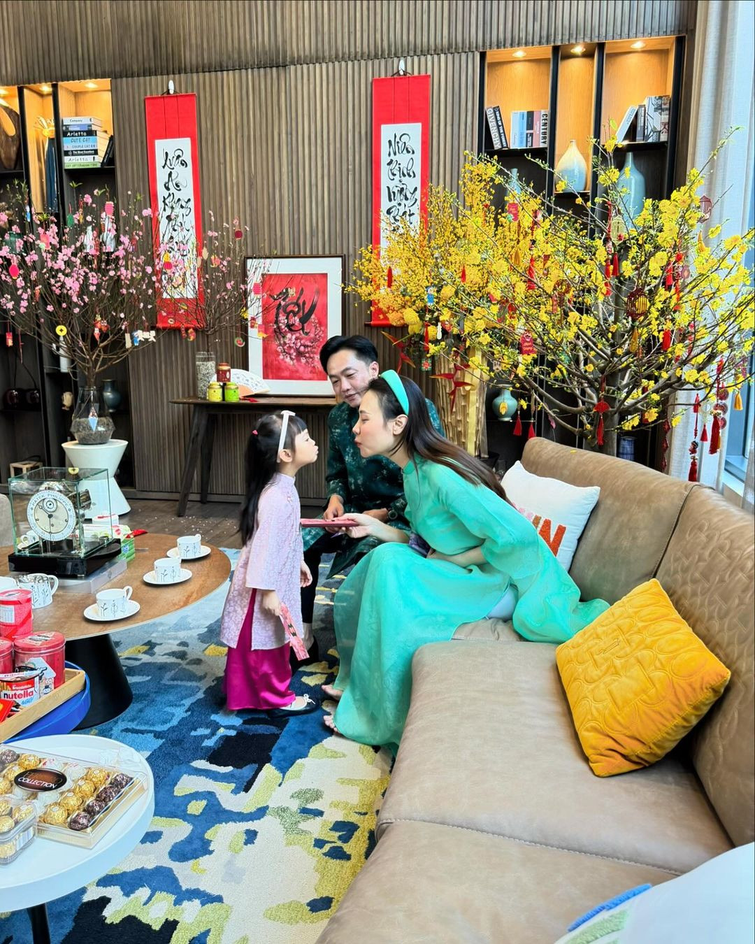 Vợ chồng Cường Đô La và Đàm Thu Trang chia sẻ khoảnh khắc gia đình 4 người hạnh phúc. “Tết này chẳng giống Tết xưa… Tết này em đã 2 con với chàng. Chúc mừng năm mới xuân Giáp Thìn”, cựu người mẫu viết. Vợ chồng Cường Đô La và Đàm Thu Trang chia sẻ khoảnh khắc gia đình 4 người hạnh phúc. “Tết này chẳng giống Tết xưa… Tết này em đã 2 con với chàng. Chúc mừng năm mới xuân Giáp Thìn”, cựu người mẫu viết.