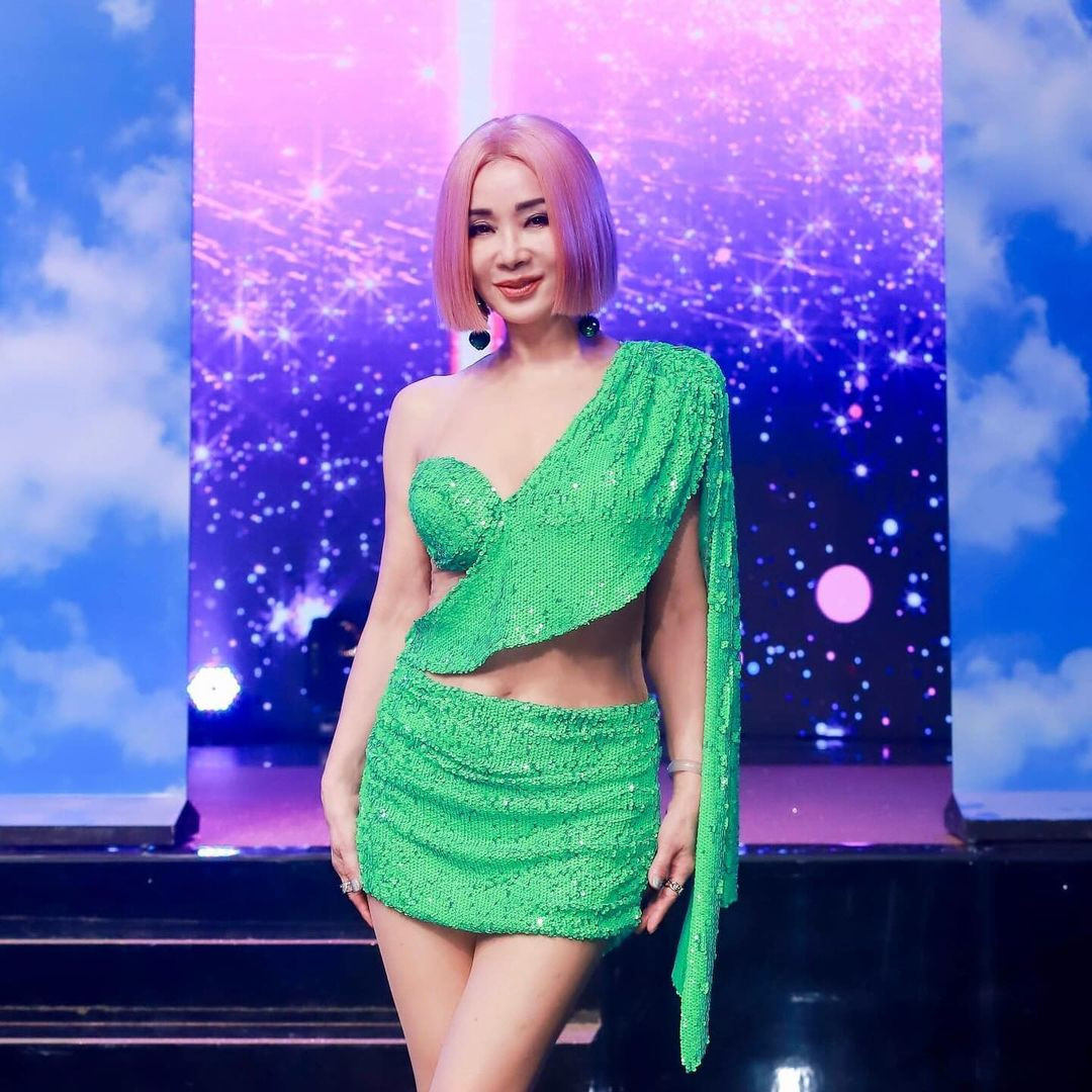 Trần Mỹ Phượng từ lâu được biết đến với biệt danh &quot;người dì xinh đẹp nhất Đài Loan&quot;. Không chỉ sở hữu khuôn mặt không tuổi và thân hình nuột nà ăn đứt nhiều thiếu nữ đôi mươi, bà còn có phong cách thời trang táo bạo, không ngại lộ nhiều da thịt.