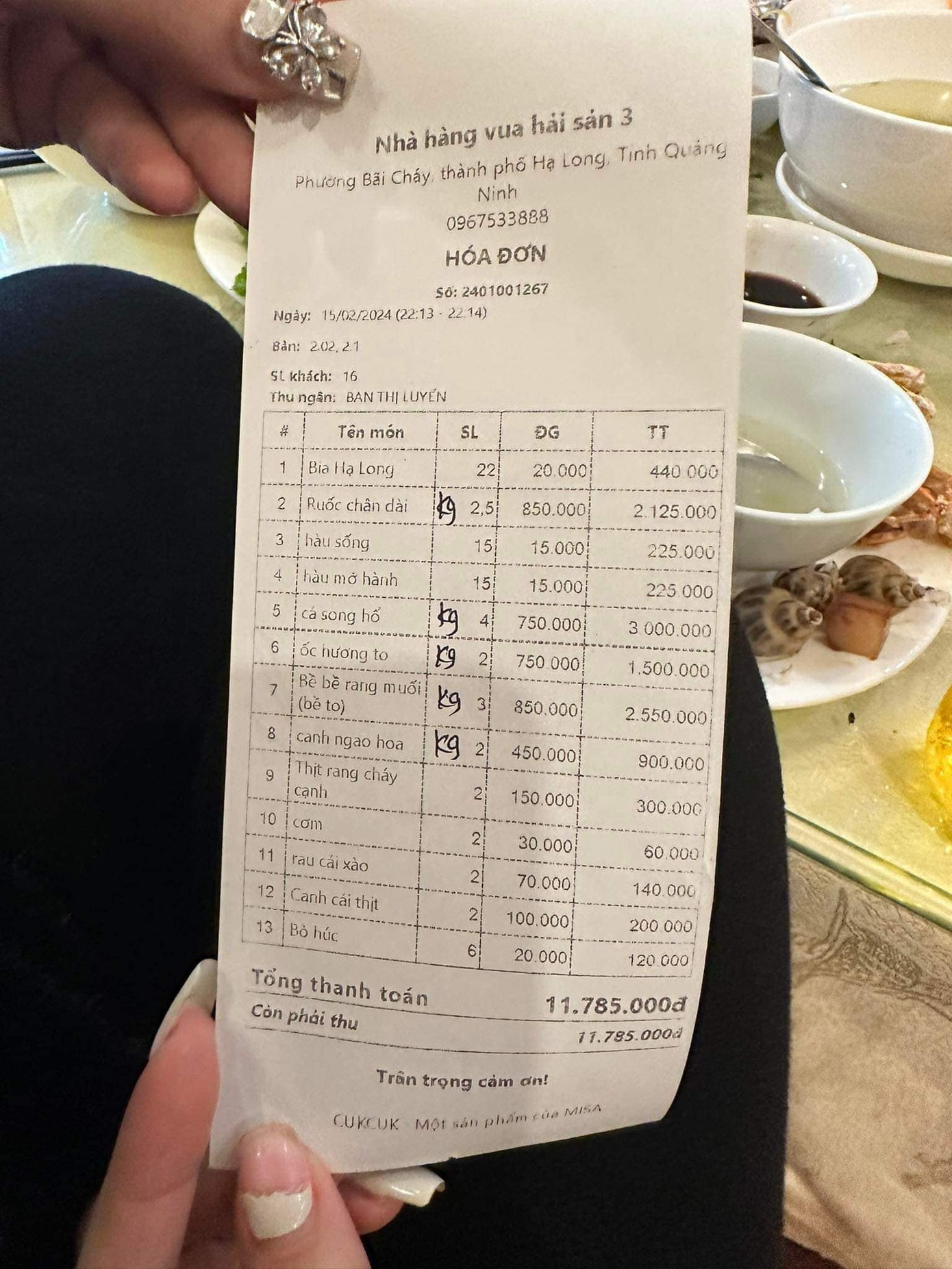 Du khách đăng tải lên mạng xã hội nội dung bức xúc về giá bán của nhà hàng. Ảnh: Huyền Trang.