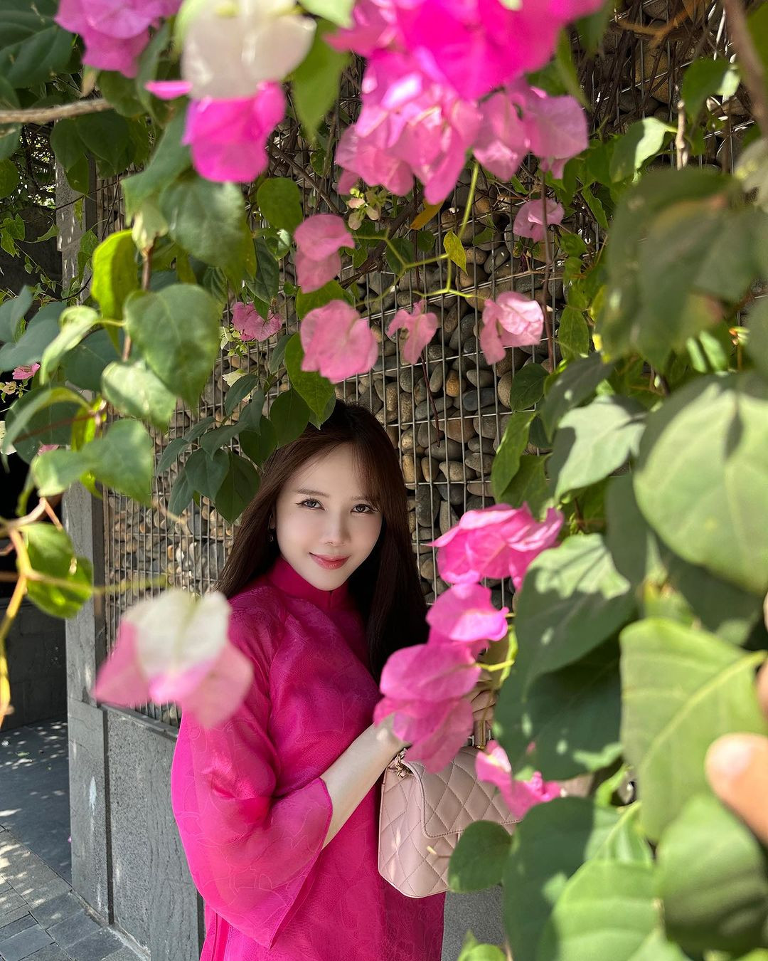 Thiều Bảo Trâm diện áo dài hồng rực rỡ xuống phố đón không khí năm mới. Cô cầu mong một năm mới bình an. Thiều Bảo Trâm diện áo dài hồng rực rỡ xuống phố đón không khí năm mới. Cô cầu mong một năm mới bình an.