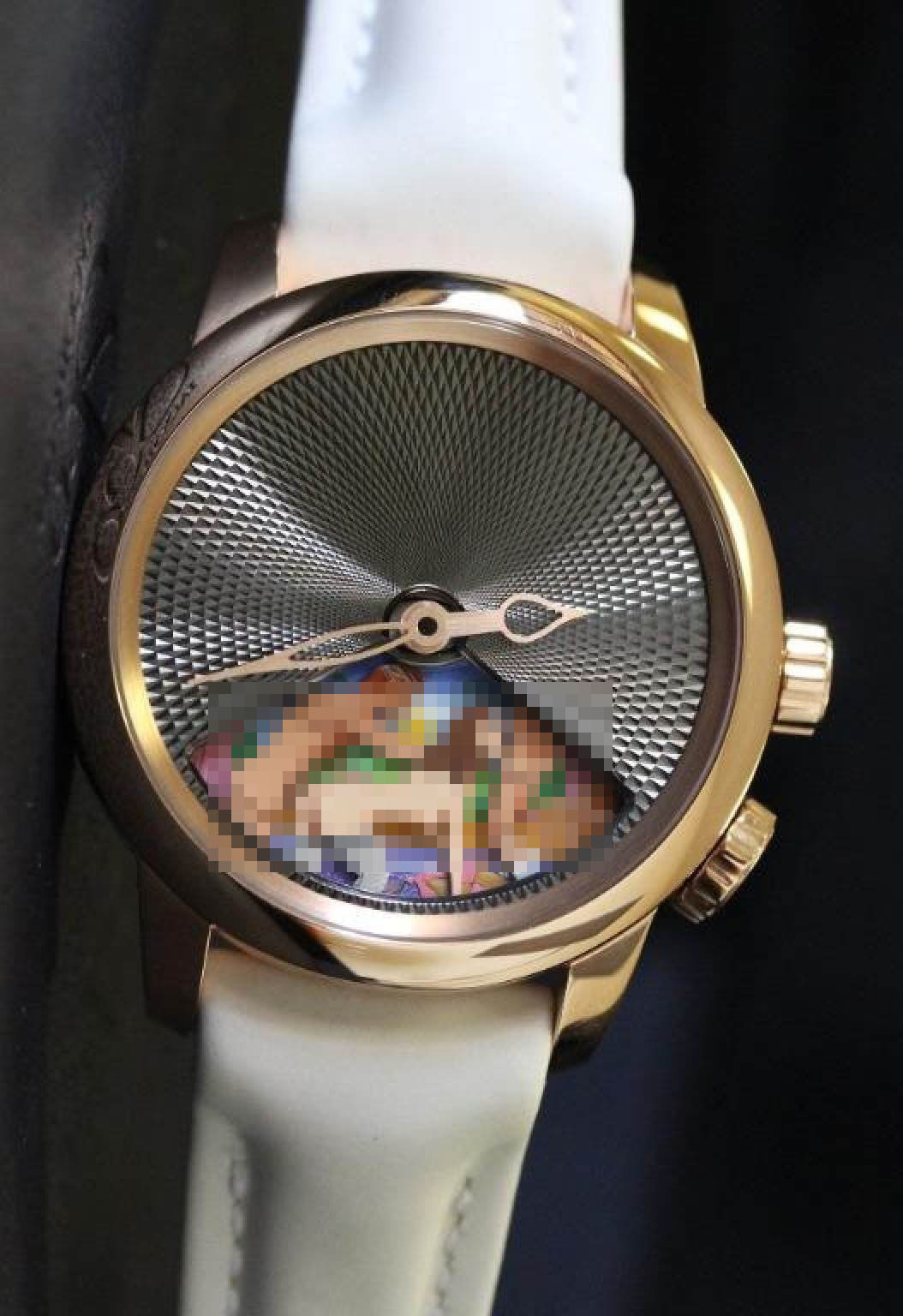 Cảnh nóng tay ba trong chiếc Jacob & Co Caligula đủ chân thực để người nhìn phải sốc. Ảnh: Carousell. Cảnh nóng tay ba trong chiếc Jacob & Co Caligula đủ chân thực để người nhìn phải sốc. Ảnh: Carousell.