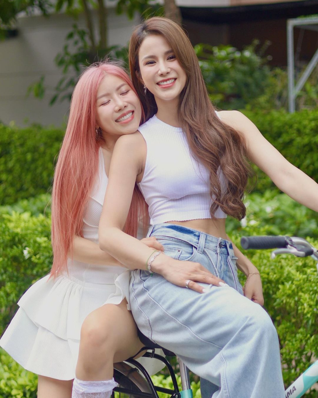 Diệp Lâm Anh chở Trang Pháp đi du xuân bằng xe đạp. Hai chị đẹp khoe sắc vóc trẻ trung thách thức tuổi tác ở tuổi U40.