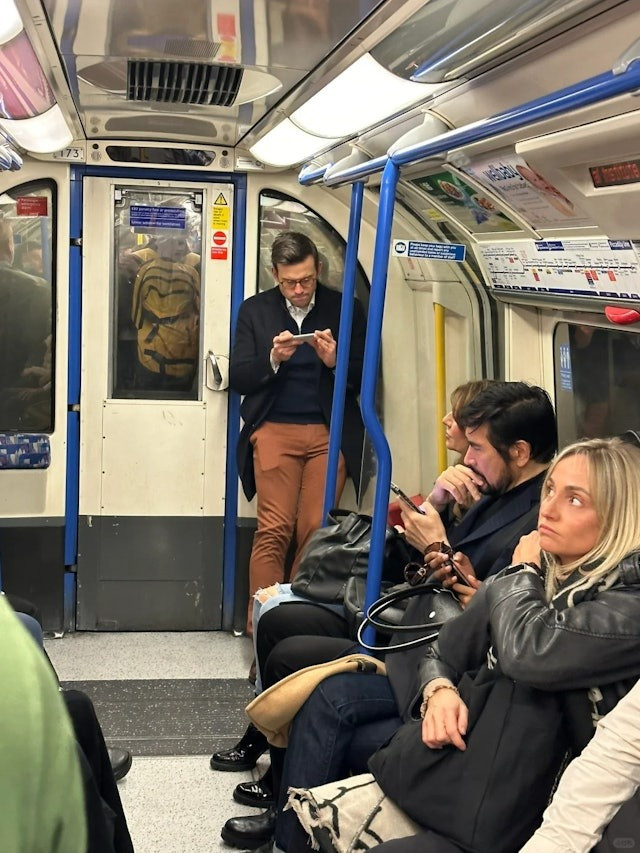 Fan nữ bắt gặp Phí Tường đi tàu điện ngầm ở London. Ảnh: Tiểu Hồng Thư. Fan nữ bắt gặp Phí Tường đi tàu điện ngầm ở London. Ảnh: Tiểu Hồng Thư.