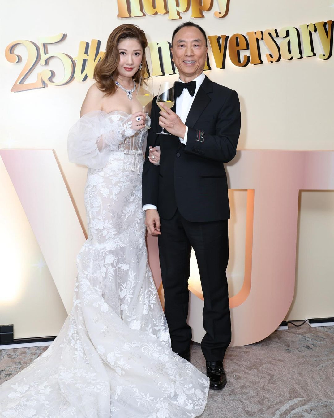 Ông Gia Tuệ và Ổ Hữu Thành kỷ niệm 25 ngày cưới vào đầu năm 2014. Ảnh: IG. Ông Gia Tuệ và Ổ Hữu Thành kỷ niệm 25 ngày cưới vào đầu năm 2014. Ảnh: IG.