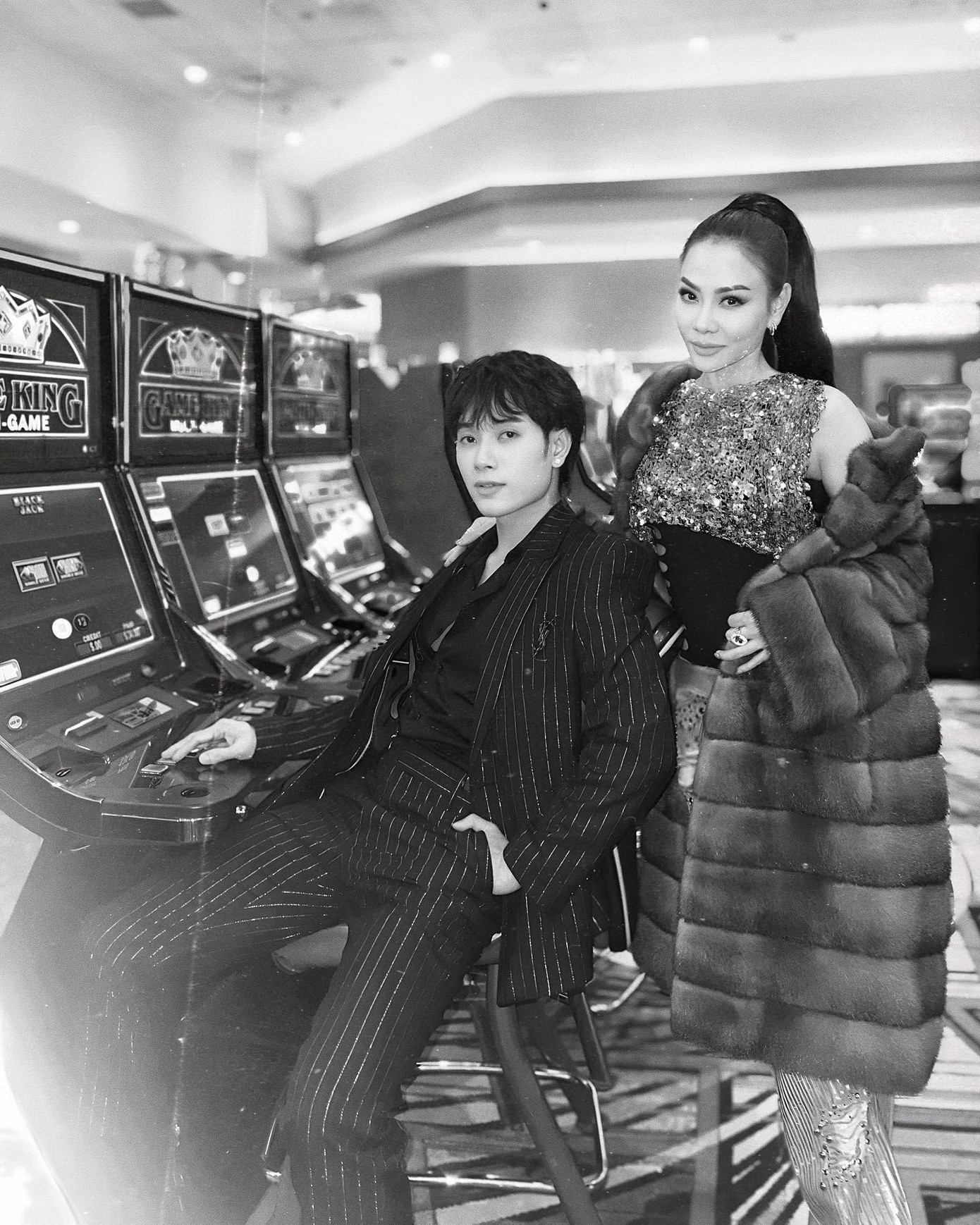 Năm nay, Trúc Nhân không đón Tết ở Việt Nam. Anh chia sẻ trên trang cá nhân ảnh đi casino cùng “mẫu thân” Thu Minh.