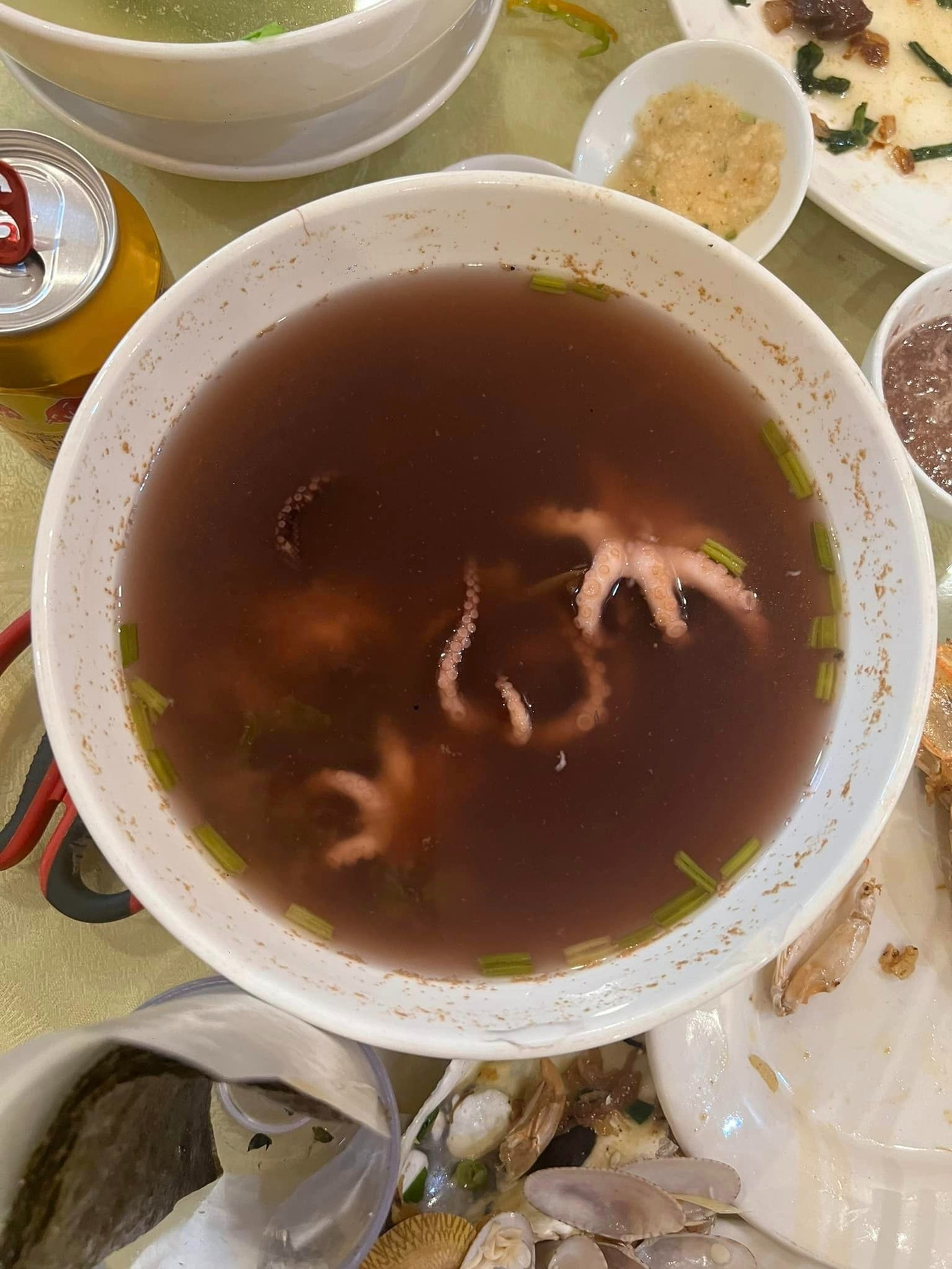 Du khách đăng tải lên mạng xã hội nội dung bức xúc về giá bán của nhà hàng. Ảnh: Huyền Trang.