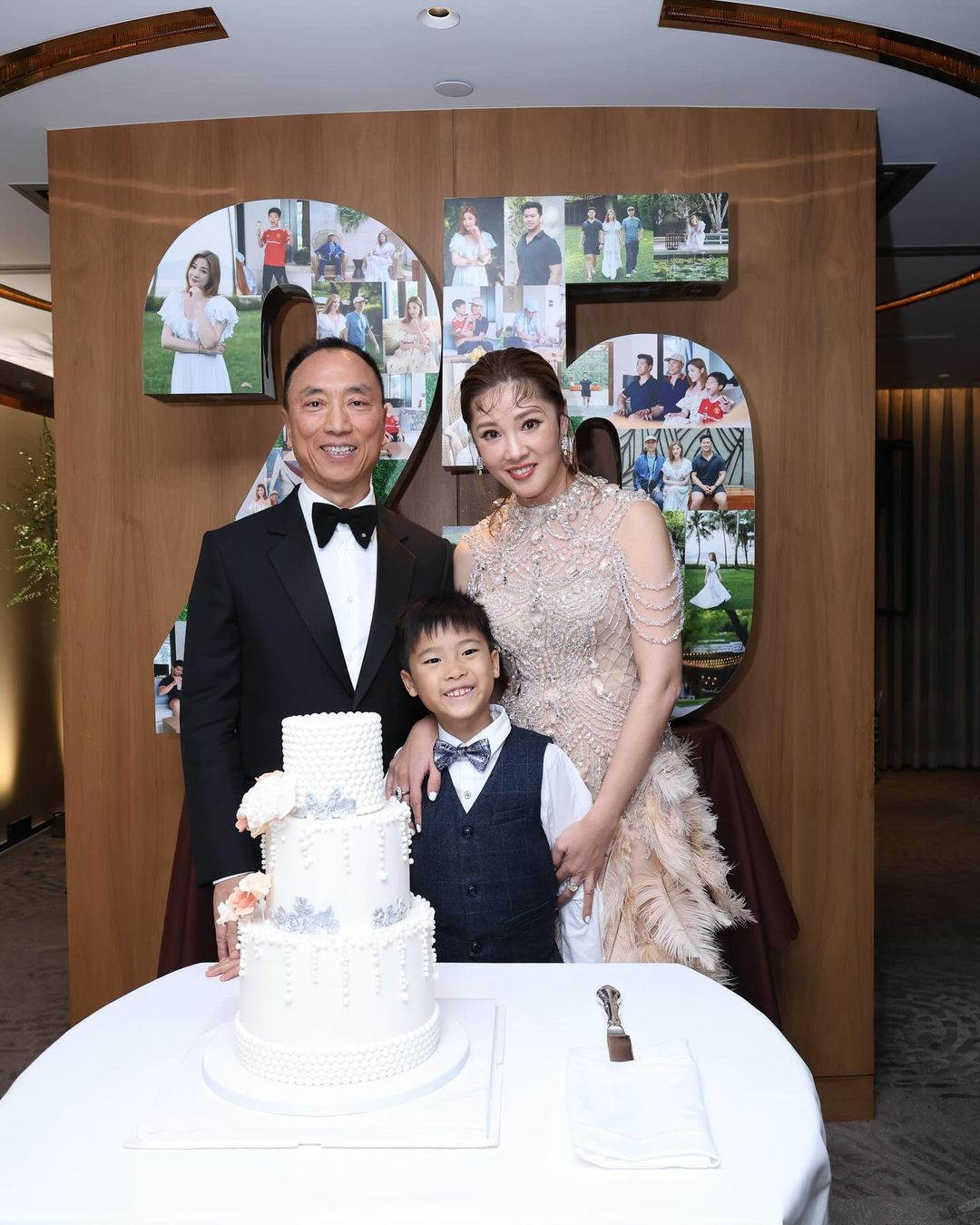 Ông Gia Tuệ và Ổ Hữu Thành kỷ niệm 25 ngày cưới vào đầu năm 2014. Ảnh: IG. Ông Gia Tuệ và Ổ Hữu Thành kỷ niệm 25 ngày cưới vào đầu năm 2014. Ảnh: IG.