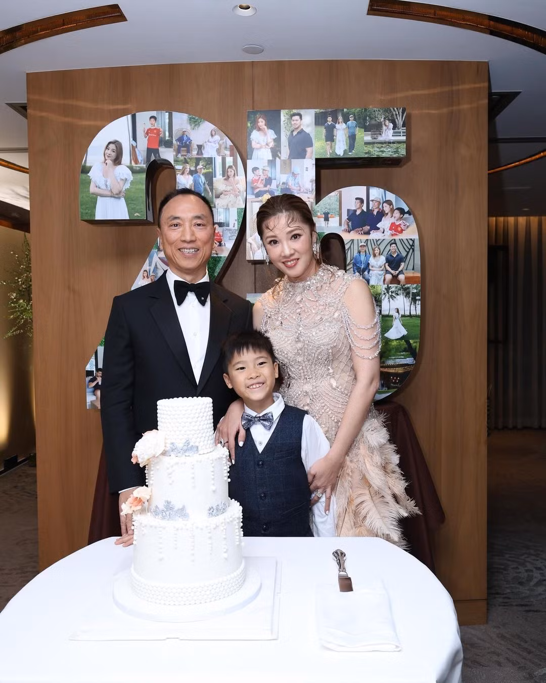 Ông Gia Tuệ và Ổ Hữu Thành kỷ niệm 25 ngày cưới vào đầu năm 2014. Ảnh: IG. Ông Gia Tuệ và Ổ Hữu Thành kỷ niệm 25 ngày cưới vào đầu năm 2014. Ảnh: IG.