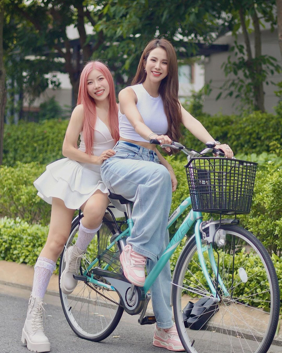 Diệp Lâm Anh chở Trang Pháp đi du xuân bằng xe đạp. Hai chị đẹp khoe sắc vóc trẻ trung thách thức tuổi tác ở tuổi U40.