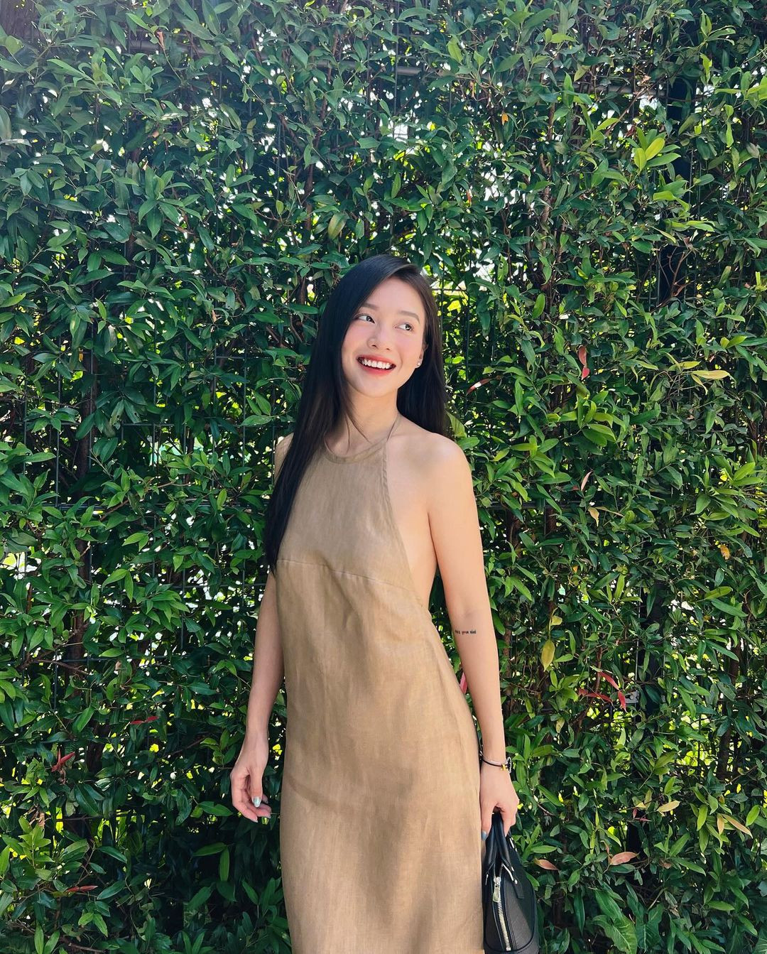 Khả Ngân xinh tươi, gợi cảm với váy yếm ngày Mùng 3 Tết Nguyên đán Giáp Thìn.