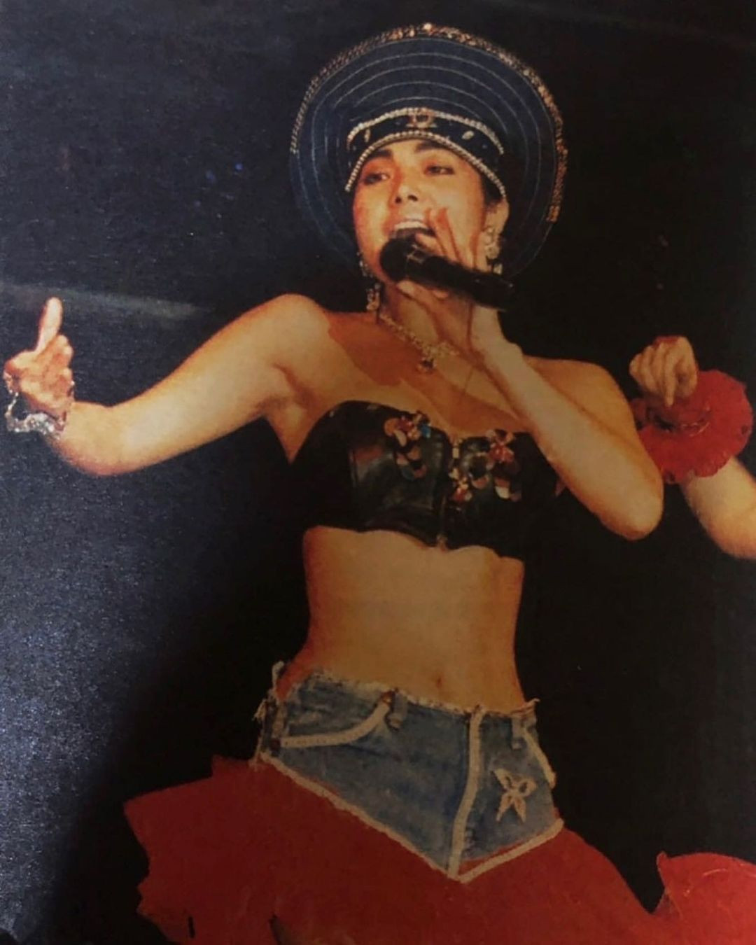 Đối với khán giả theo dõi Trần Mỹ Phượng thời gian dài, họ biết rõ bà luôn mặc trang phục khoe lợi thế hình thể trên sân khấu từ khi còn trẻ tuổi.