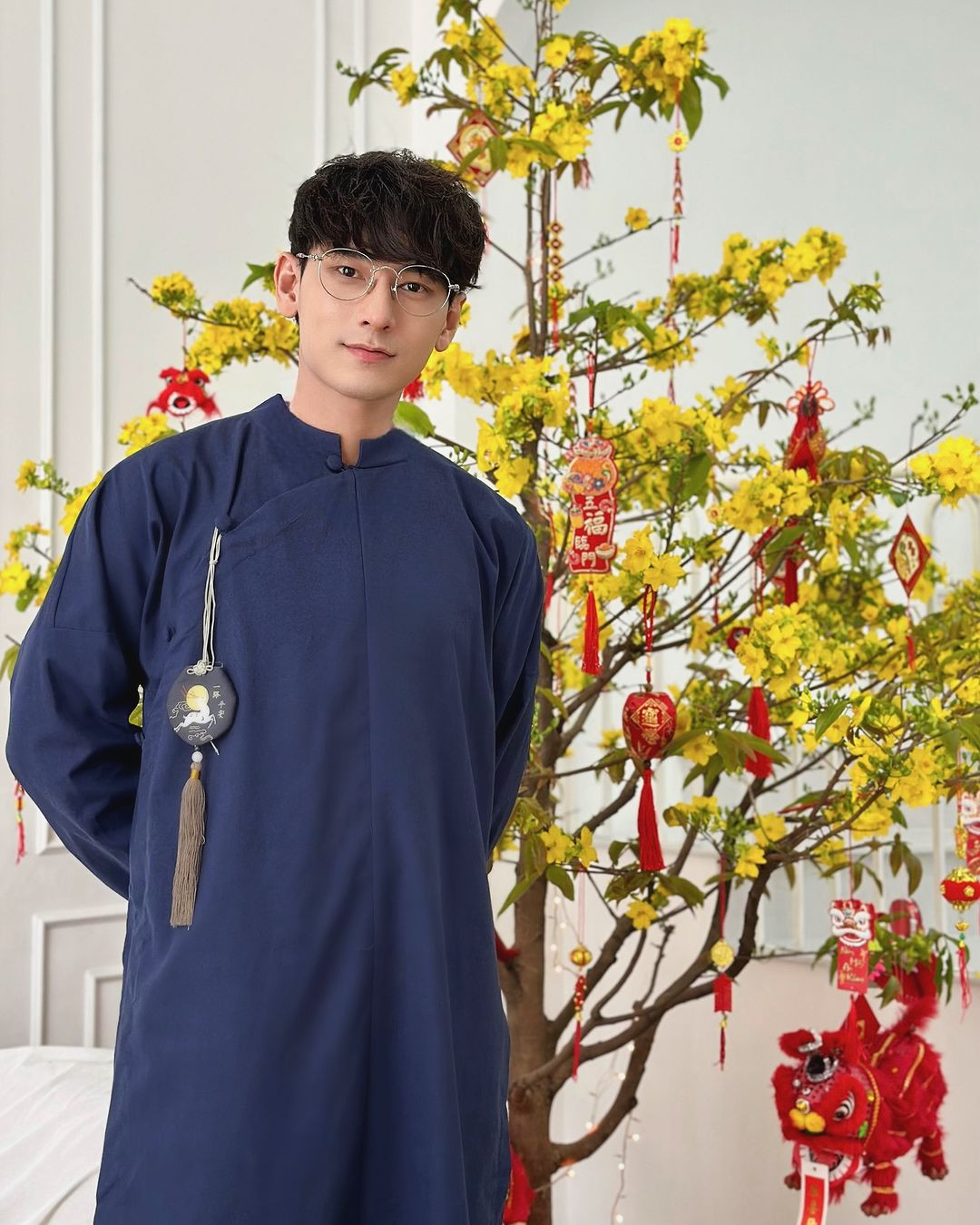 Isaac cho biết bị mẹ bắt “lên đồ” đón năm mới. Người hâm mộ khen nam ca sĩ trẻ mãi không già. Isaac cho biết bị mẹ bắt “lên đồ” đón năm mới. Người hâm mộ khen nam ca sĩ trẻ mãi không già.