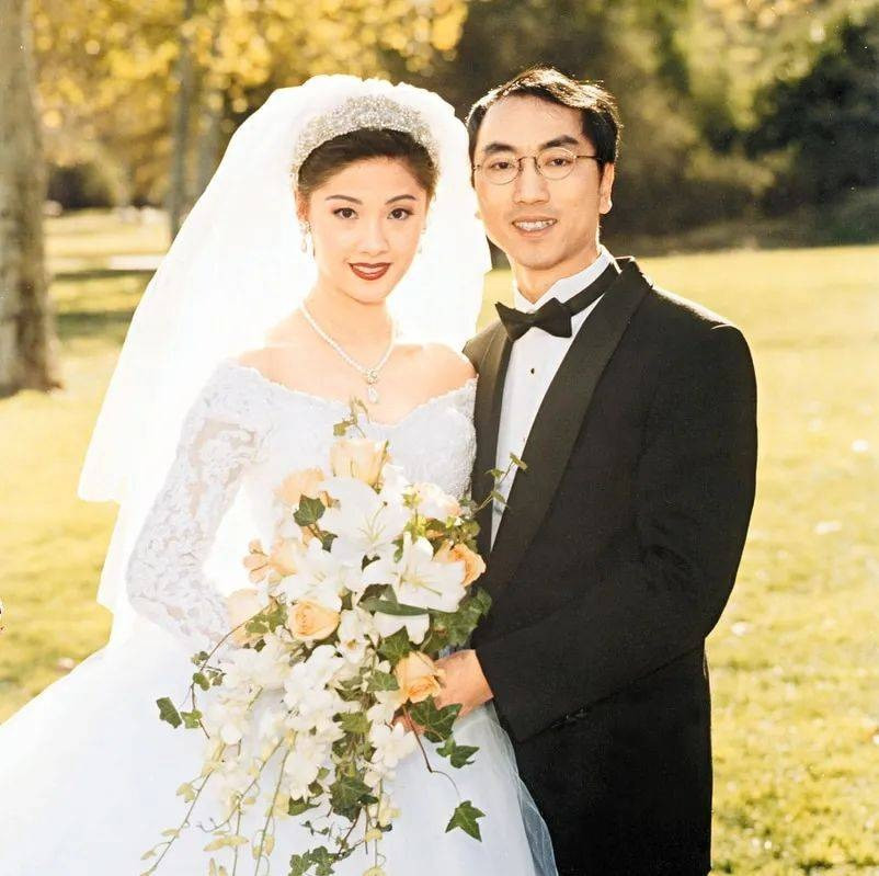 Ông Gia Tuệ kết hôn chóng vánh với đại gia Ổ Hữu Chánh, bị tố là cướp người yêu của Lý Minh Tuệ. Ông Gia Tuệ kết hôn chóng vánh với đại gia Ổ Hữu Chánh, bị tố là cướp người yêu của Lý Minh Tuệ.