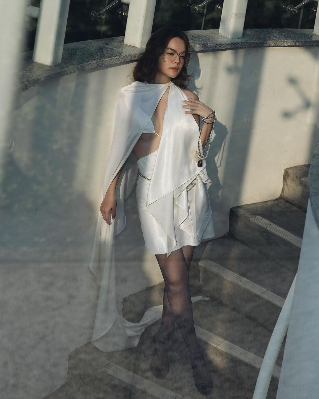 Mẹ ba con Phạm Quỳnh Anh “chặt chém” ngày đầu năm mới với chiếc váy trắng hở bạo, khoe vóc dáng nuột nà. Mẹ ba con Phạm Quỳnh Anh “chặt chém” ngày đầu năm mới với chiếc váy trắng hở bạo, khoe vóc dáng nuột nà.