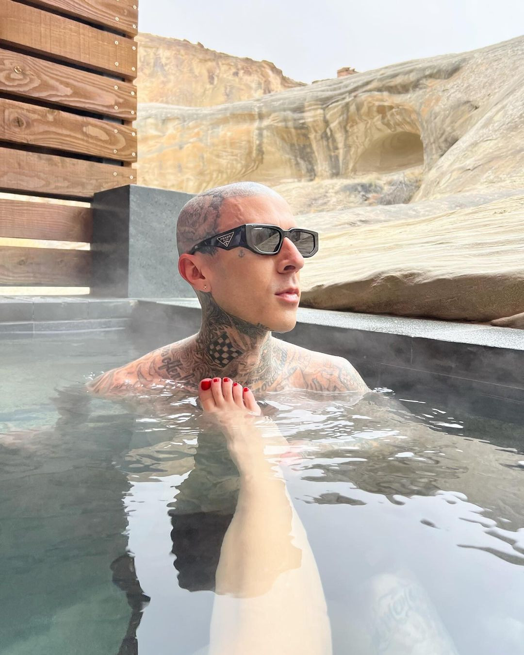 Kourtney Kardashian dành ngày Valentine bên chồng Travis Barker. Hai ngôi sao tận hưởng những giây phút thư giãn trong bồn tắm nước nóng.