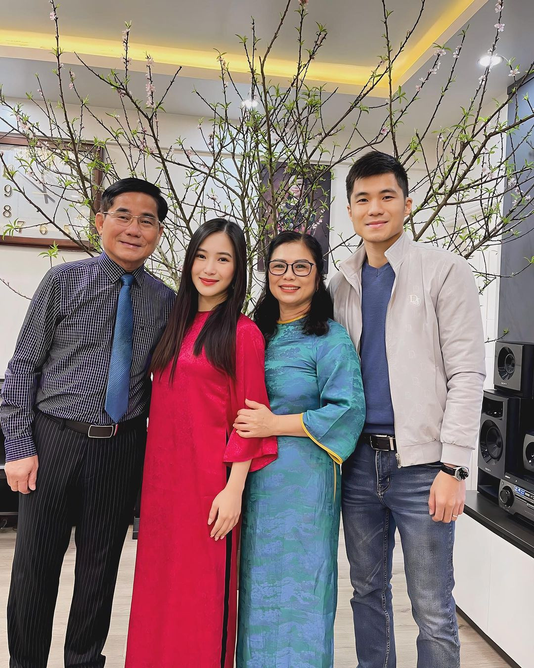 Hương Tràm (Charmy Phạm) cũng chia sẻ ảnh gia đình quây quần. “Nếu bạn có một nơi để về, đó chính là nhà, nếu bạn có một người để yêu thương, đó chính là gia đình, nếu bạn có cả hai, đó chính là phước lành. Chúc mừng năm mới tới tất cả”, cô viết. Hương Tràm (Charmy Phạm) cũng chia sẻ ảnh gia đình quây quần. “Nếu bạn có một nơi để về, đó chính là nhà, nếu bạn có một người để yêu thương, đó chính là gia đình, nếu bạn có cả hai, đó chính là phước lành. Chúc mừng năm mới tới tất cả”, cô viết.