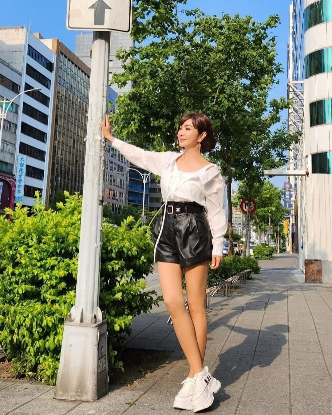 Trong cuộc sống thật, cô tiết chế hơn nhiều, ưu tiên trang phục tôn vẻ sang chảnh, thanh lịch, cũng theo phong cách gợi cảm nhưng không quá đà.