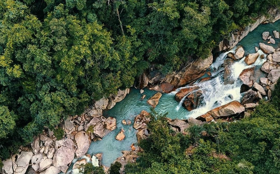 Suối Ba Hồ chảy xuyên qua rừng. Suối Ba Hồ chảy xuyên qua rừng.