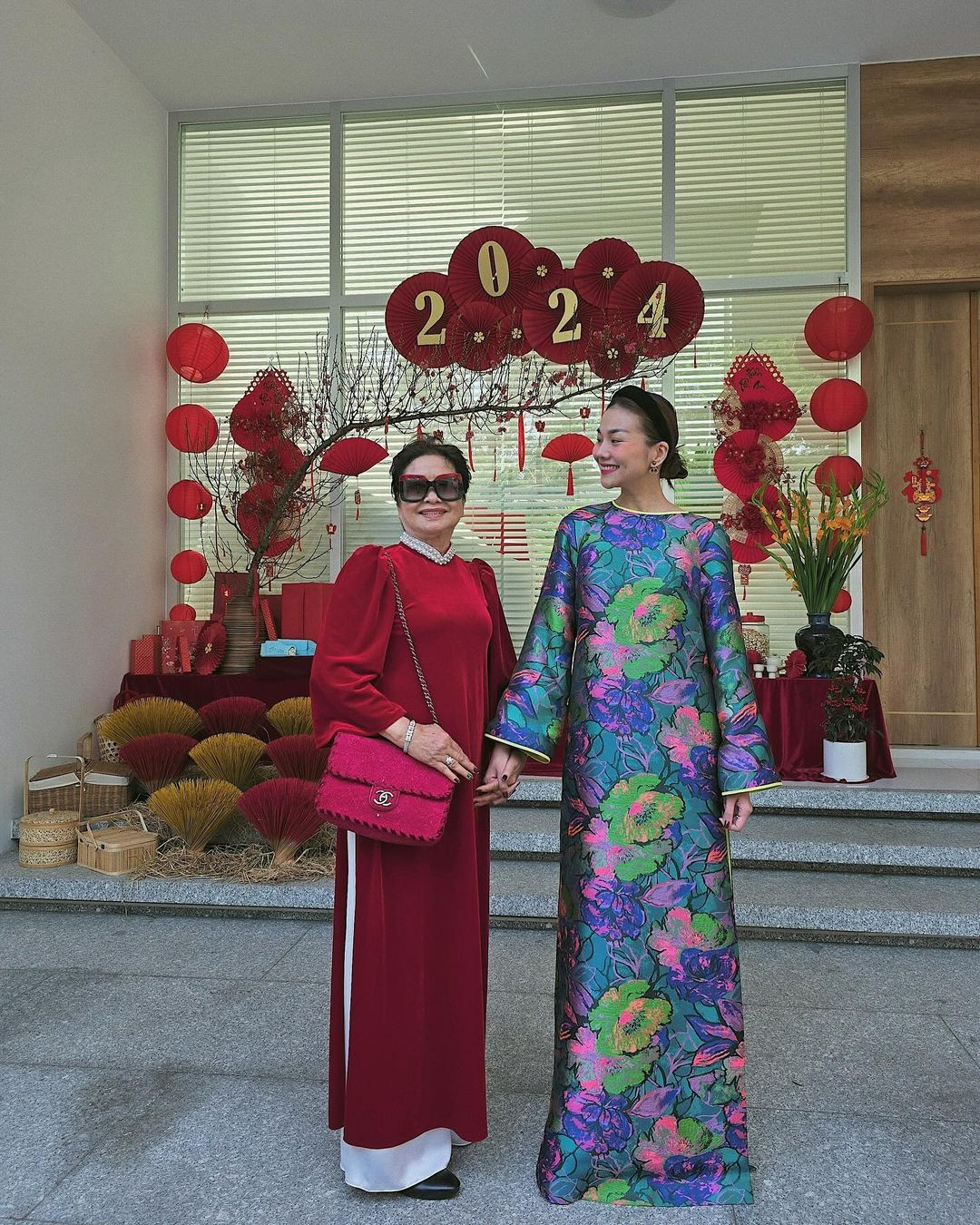 Thanh Hằng cũng chọn áo dài cho ngày Mùng 1 Tết. Cô khoe khoảnh khắc hạnh phúc bên chồng mới cưới, nhạc trưởng Trần Minh Nhật, và mẹ. Ở tuổi 41, siêu mẫu gốc Đà Nẵng khiến khán giả mê mẩn với diện mạo đằm thắm. Thanh Hằng cũng chọn áo dài cho ngày Mùng 1 Tết. Cô khoe khoảnh khắc hạnh phúc bên chồng mới cưới, nhạc trưởng Trần Minh Nhật, và mẹ. Ở tuổi 41, siêu mẫu gốc Đà Nẵng khiến khán giả mê mẩn với diện mạo đằm thắm.