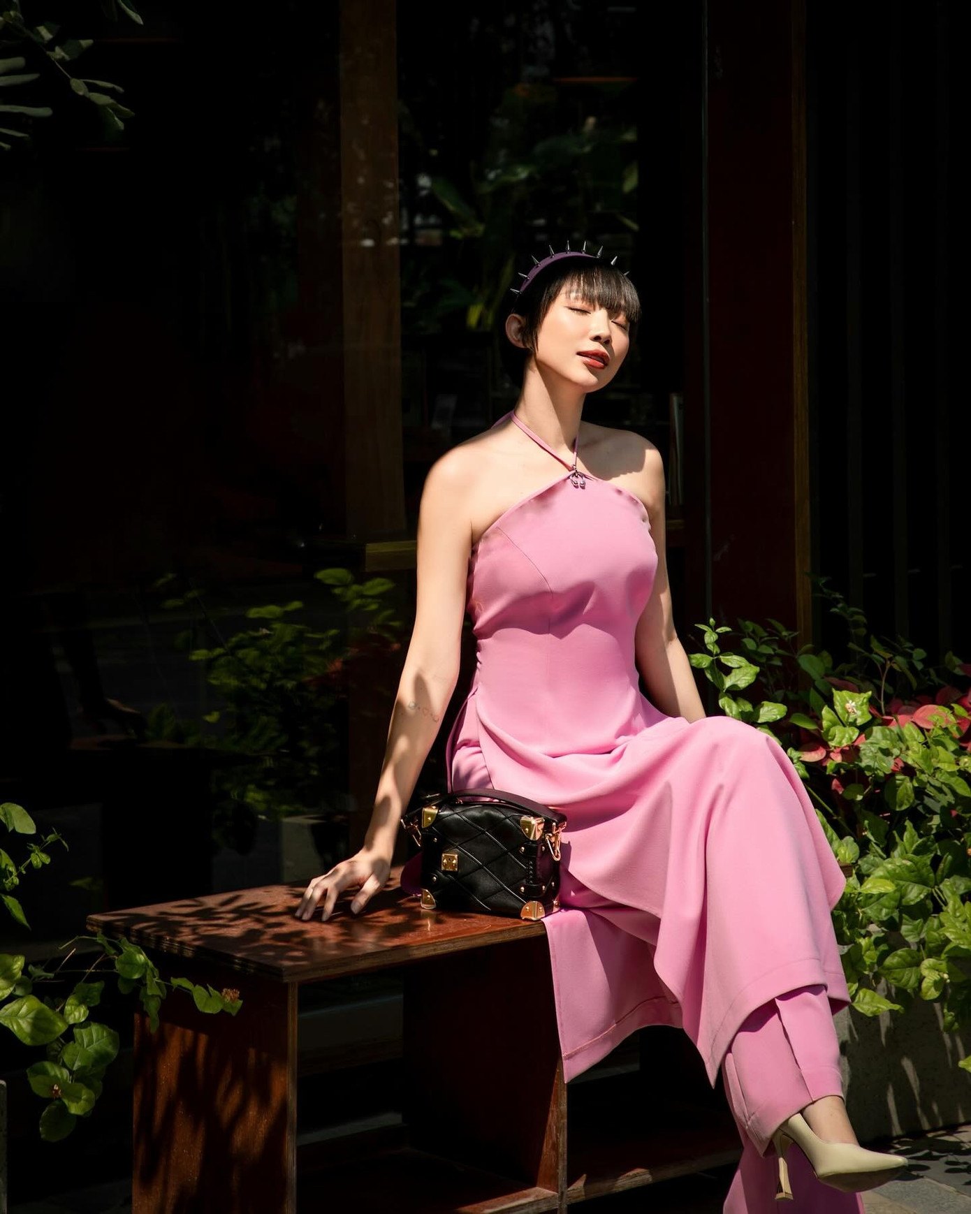 Tóc Tiên dạo phố với áo dài hồng cách tân lộ vai trần nuột nà. Ở tuổi 35, sắc vóc cùng phong cách thời trang của nữ ca sĩ Sài thành luôn được đánh giá cao.