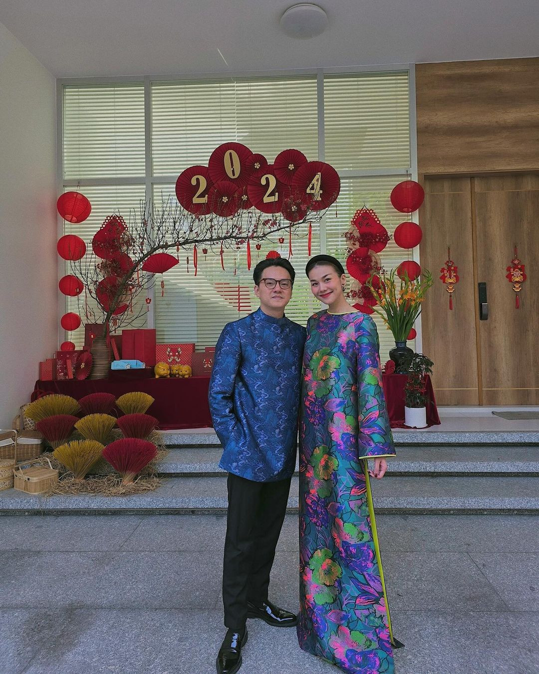 Thanh Hằng cũng chọn áo dài cho ngày Mùng 1 Tết. Cô khoe khoảnh khắc hạnh phúc bên chồng mới cưới, nhạc trưởng Trần Minh Nhật, và mẹ. Ở tuổi 41, siêu mẫu gốc Đà Nẵng khiến khán giả mê mẩn với diện mạo đằm thắm. Thanh Hằng cũng chọn áo dài cho ngày Mùng 1 Tết. Cô khoe khoảnh khắc hạnh phúc bên chồng mới cưới, nhạc trưởng Trần Minh Nhật, và mẹ. Ở tuổi 41, siêu mẫu gốc Đà Nẵng khiến khán giả mê mẩn với diện mạo đằm thắm.