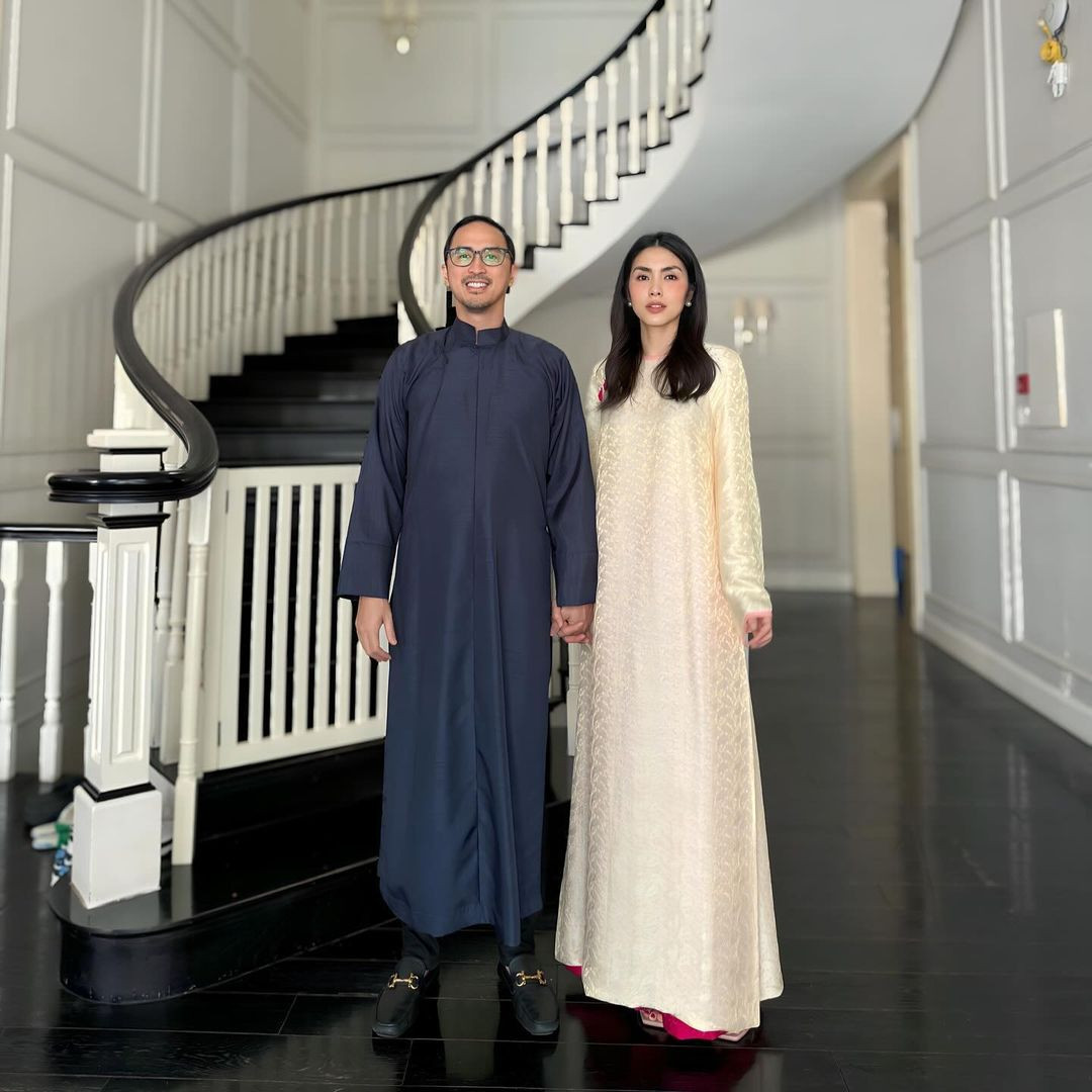 Đến hẹn lại lên, Tăng Thanh Hà đăng ảnh mặc áo dài, nắm tay chồng, doanh nhân Louis Nguyễn, gửi lời chúc năm mới đến người hâm mộ. Nữ diễn viên khiến khán giả mê mẩn với ngoại hình xinh đẹp và gu ăn mặc thanh lịch ở tuổi 38. Mọi người cũng ngưỡng mộ cuộc hôn nhân hạnh phúc 12 năm của ngọc nữ màn ảnh một thời với chồng đại gia. Đến hẹn lại lên, Tăng Thanh Hà đăng ảnh mặc áo dài, nắm tay chồng, doanh nhân Louis Nguyễn, gửi lời chúc năm mới đến người hâm mộ. Nữ diễn viên khiến khán giả mê mẩn với ngoại hình xinh đẹp và gu ăn mặc thanh lịch ở tuổi 38. Mọi người cũng ngưỡng mộ cuộc hôn nhân hạnh phúc 12 năm của ngọc nữ màn ảnh một thời với chồng đại gia.