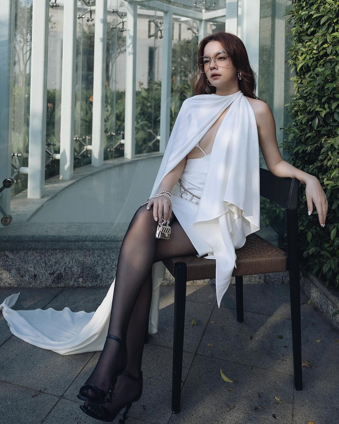 Mẹ ba con Phạm Quỳnh Anh “chặt chém” ngày đầu năm mới với chiếc váy trắng hở bạo, khoe vóc dáng nuột nà. Mẹ ba con Phạm Quỳnh Anh “chặt chém” ngày đầu năm mới với chiếc váy trắng hở bạo, khoe vóc dáng nuột nà.