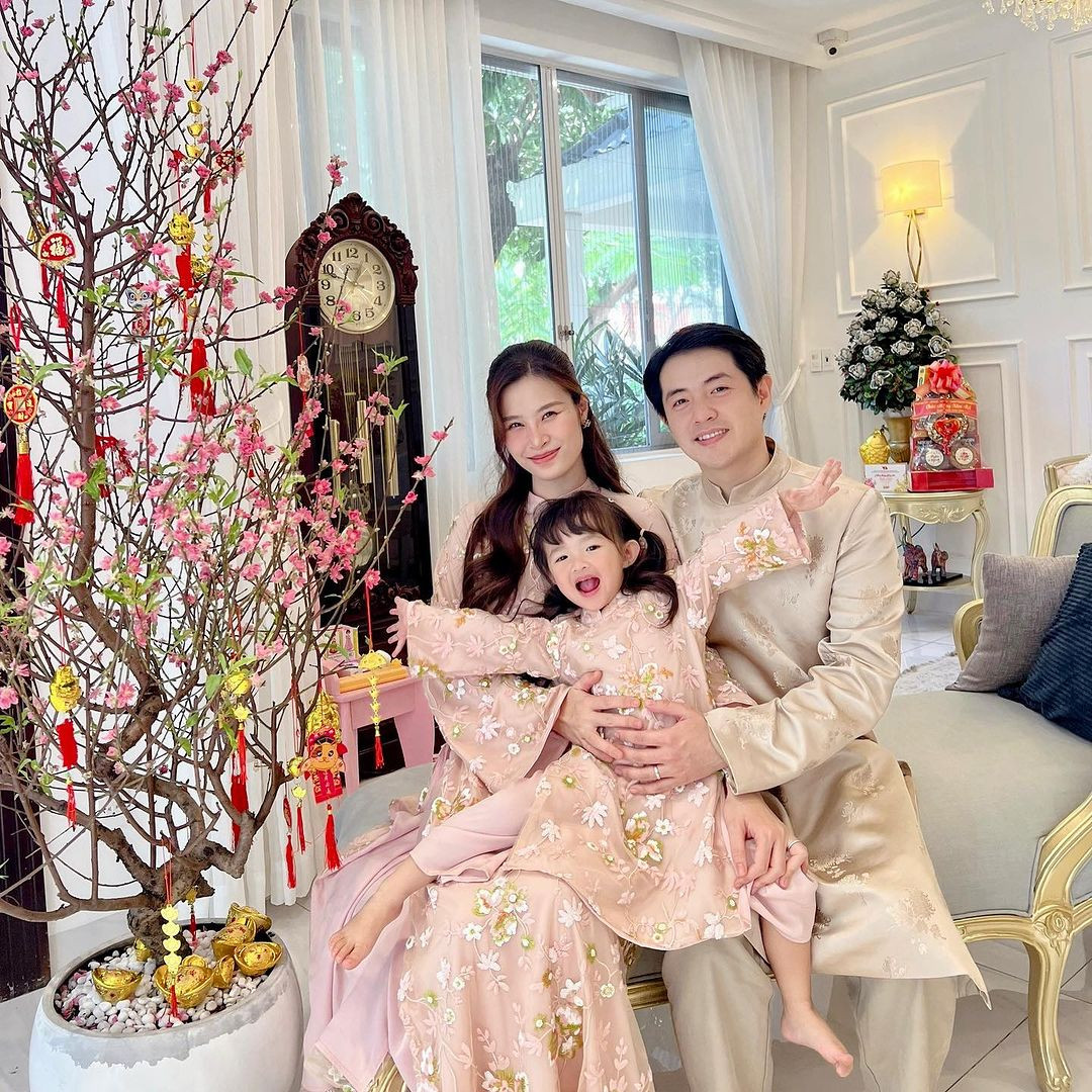 Đông Nhi, Ông Cao Thắng cùng con gái Winnie tạo dáng với áo dài và hoa đào tại nhà riêng. “Cười nhiều một tí, vạn sự như ý. Chúc mừng năm mới”, nữ ca sĩ viết trên trang cá nhân. Đông Nhi, Ông Cao Thắng cùng con gái Winnie tạo dáng với áo dài và hoa đào tại nhà riêng. “Cười nhiều một tí, vạn sự như ý. Chúc mừng năm mới”, nữ ca sĩ viết trên trang cá nhân.