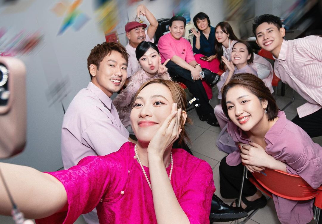 Trấn Thành chia sẻ khoảnh khắc nhí nhố bên dàn diễn viên Mai. Đây là dự án tiếp theo của nam MC sinh năm 1987 đạt doanh thu phòng vé khả quan, trên đà tiến tới cột mốc 100 tỷ đồng.