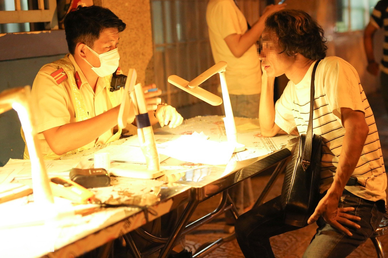 Ông C. có nồng độ cồn kịch khung cho biết chỉ uống có 2 lon bia (Ảnh: An Huy). Ông C. có nồng độ cồn kịch khung cho biết chỉ uống có 2 lon bia (Ảnh: An Huy).