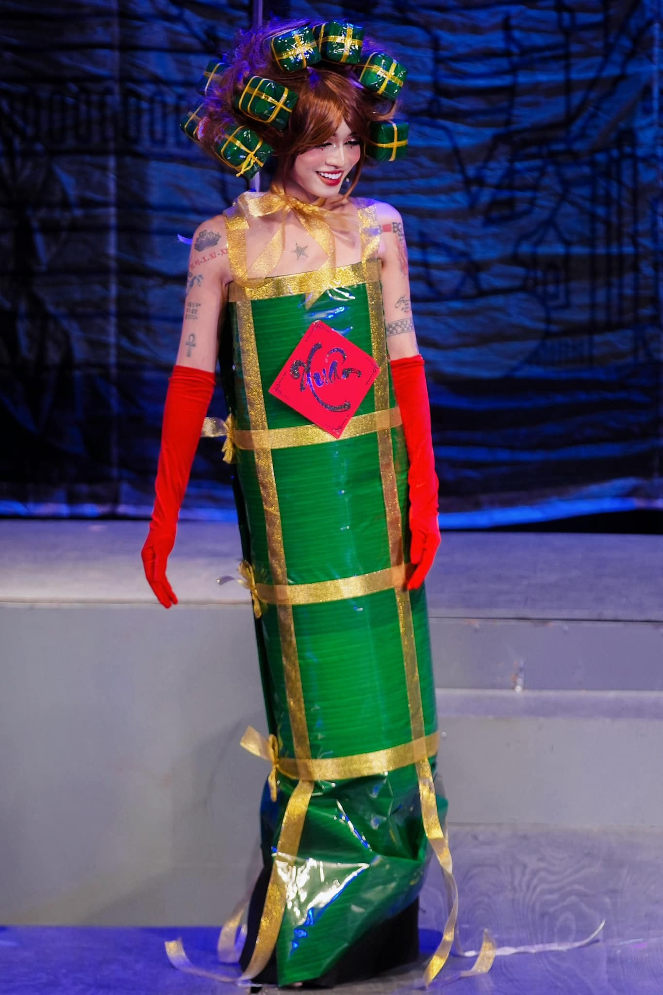 BB Trần cosplay thành đòn bánh tét đỏm dáng khiến người hâm mộ cười “nghiêng ngả”.