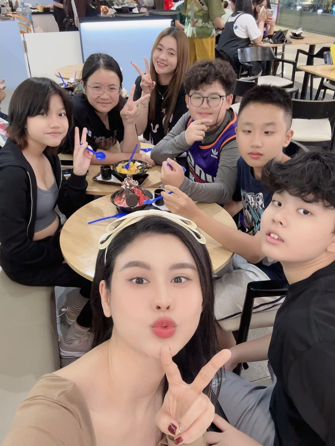 Trương Quỳnh Anh nhận nhiệm vụ làm bảo mẫu dẫn các cháu đi ăn bingsu đầu năm.