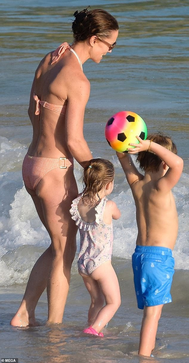 Trong thời gian Công nương Kate đang phục hồi hậu phẫu thuật bụng và tạm thời không xuất hiện trước công chúng, em gái cô, Pippa Middleton, trở thành tâm điểm chú ý khi liên tục xuất hiện trong những bộ bikini khoe hình thể đáng ngưỡng mộ. Ảnh: Mega.