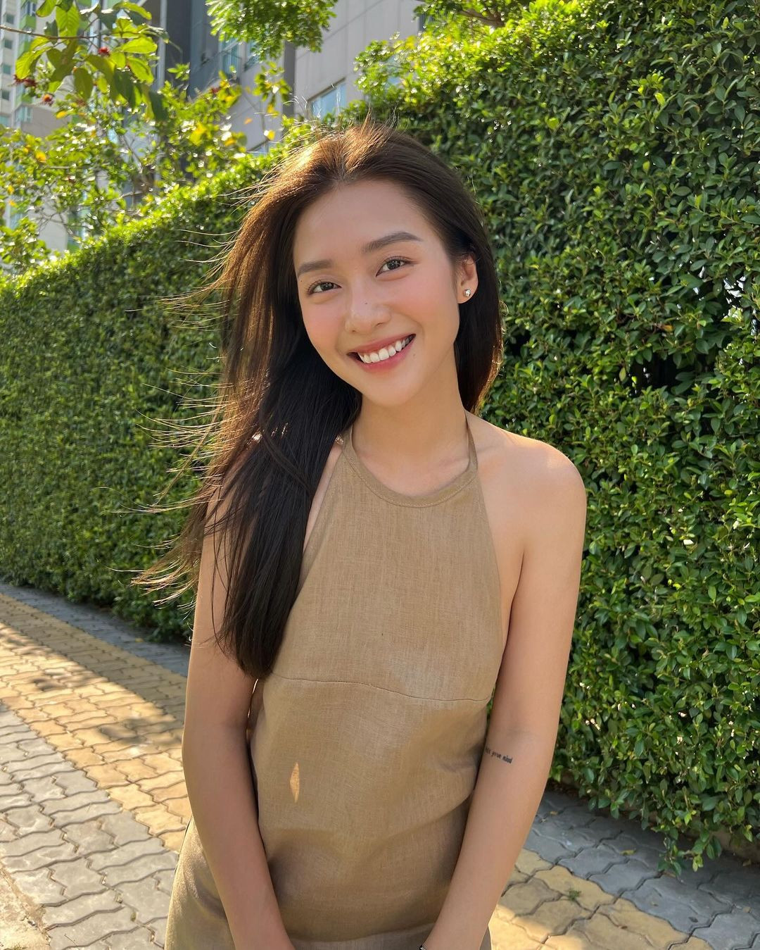 Khả Ngân xinh tươi, gợi cảm với váy yếm ngày Mùng 3 Tết Nguyên đán Giáp Thìn.