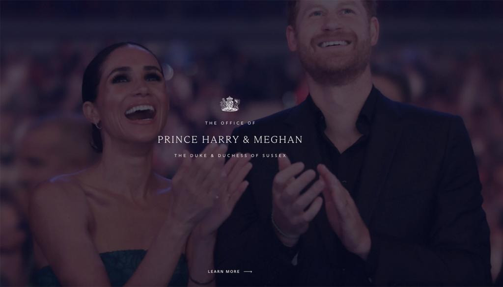 Harry và Meghan sử dụng tước hiệu và huy hiệu hoàng gia trên trang web mới dù từng hứa không sử dụng. Ảnh: Sussex.com.