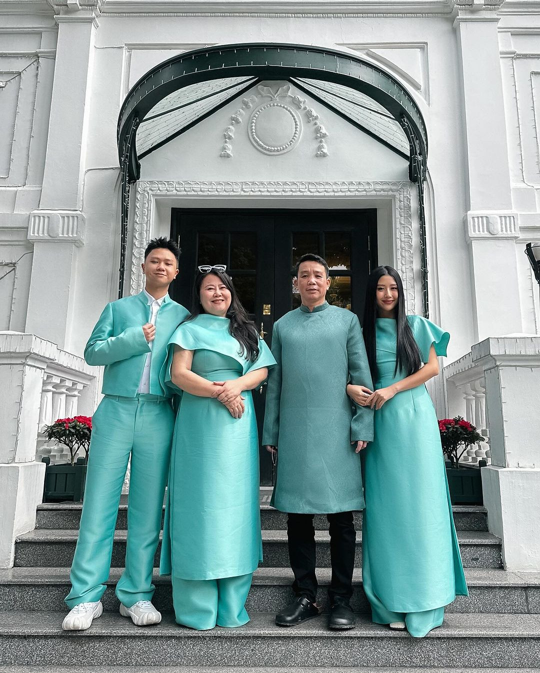 Quỳnh Anh Shyn dành ngày Mùng 1 Tết Nguyên đán Giáp Thìn bên bố mẹ và em trai. Gia đình nữ fashionista nổi bật trong sắc màu xanh Tiffany. Quỳnh Anh Shyn dành ngày Mùng 1 Tết Nguyên đán Giáp Thìn bên bố mẹ và em trai. Gia đình nữ fashionista nổi bật trong sắc màu xanh Tiffany.