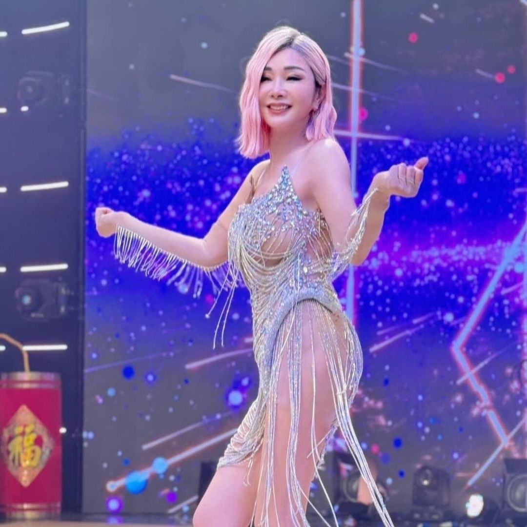 Trước đó, trong sự kiện chào mừng Tết Nguyên đán, nữ ca sĩ 6X gây chú ý chọn chiếc váy ánh bạc lấp lánh xuyên thấu lộ gần hết cơ thể. Bên cạnh những lời khen, Mỹ Phượng bị một bộ phận khán giả chỉ trích là mặc đồ phản cảm, lố lăng. Người đẹp nhanh chóng đáp trả rằng bộ đồ là trang phục biểu diễn, không sử dụng trong cuộc sống thật. Theo Mỹ Phượng, nhận thức rõ có thể xảy ra sự cố hớ hênh, bà thuê sẵn đội ngũ nhà tạo mẫu luôn sẵn sàng để xử lý mọi vấn đề trước khi chúng phát sinh. Cuối cùng, bà bác bỏ quan điểm U70 không được mặc đồ hở. &quot;Dù ở độ tuổi nào, chúng ta cũng không được để cơ thể và tinh thần của mình trở nên già nua&quot;, nữ diễn viên nhấn mạnh.