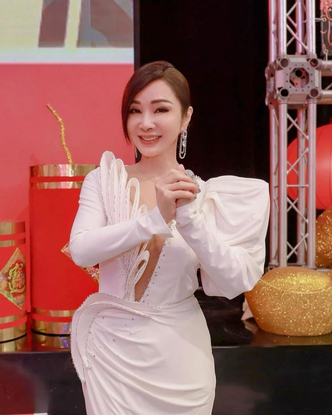 Ngày 9/2 (tức 30 Tết), Trần Mỹ Phượng chia sẻ những hình ảnh hậu trường chương trình đón năm mới trên Instagram cá nhân. Trong ảnh, nữ diễn viên Đài Loan (Trung Quốc) mặc váy dạ hội màu trắng cut-out khoe hình thể nóng bỏng. Nếu chỉ nhìn ảnh, không ai nghĩ Trần Mỹ Phượng đã bước sang tuổi 68 bởi bà trông như ngoài 30 tuổi. Ở phần bình luận, người hâm mộ gọi bà là &quot;nữ thần&quot;.