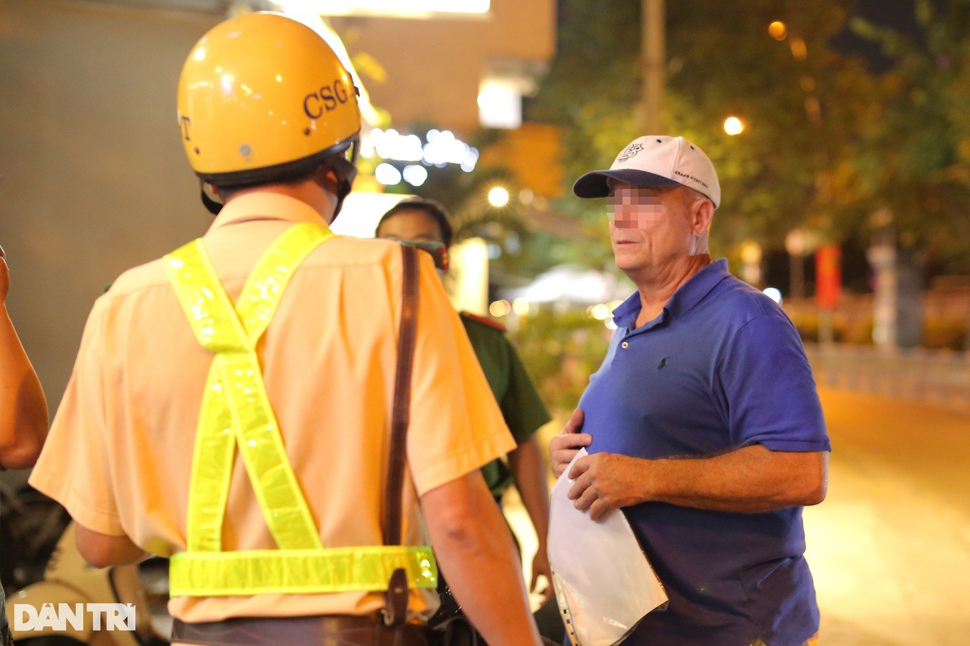 Tại buổi làm việc, ông T. bị phạt 4,5 triệu đồng còn vị khách Tây bị tạm giữ xe máy 7 ngày (Ảnh: An Huy). Tại buổi làm việc, ông T. bị phạt 4,5 triệu đồng còn vị khách Tây bị tạm giữ xe máy 7 ngày (Ảnh: An Huy).