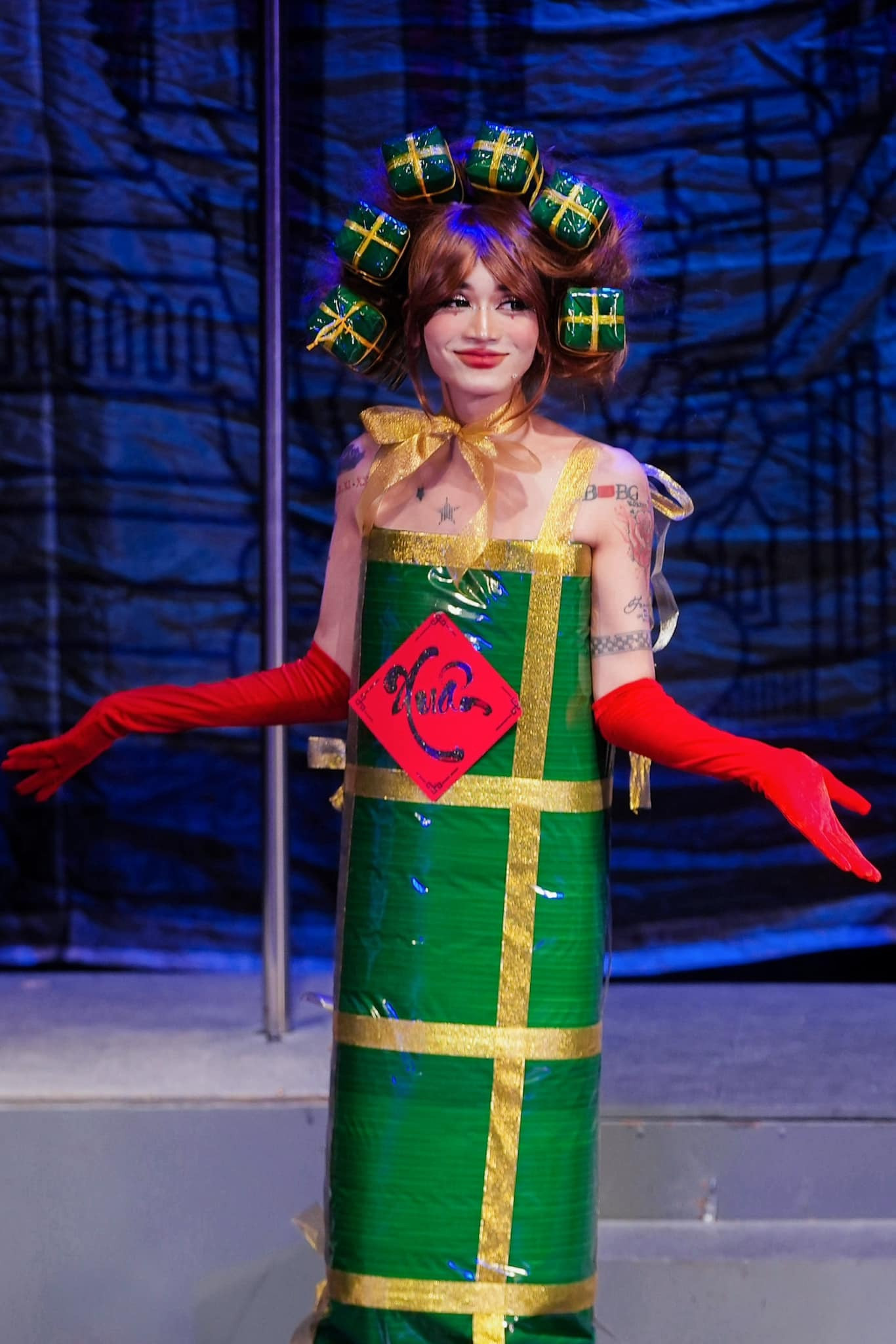 BB Trần cosplay thành đòn bánh tét đỏm dáng khiến người hâm mộ cười “nghiêng ngả”.