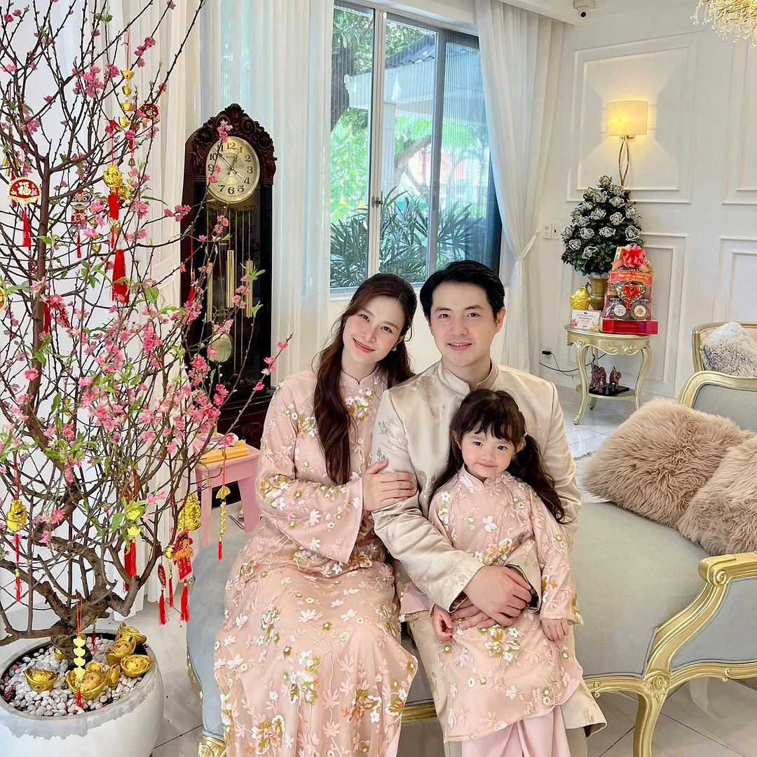 Đông Nhi, Ông Cao Thắng cùng con gái Winnie tạo dáng với áo dài và hoa đào tại nhà riêng. “Cười nhiều một tí, vạn sự như ý. Chúc mừng năm mới”, nữ ca sĩ viết trên trang cá nhân. Đông Nhi, Ông Cao Thắng cùng con gái Winnie tạo dáng với áo dài và hoa đào tại nhà riêng. “Cười nhiều một tí, vạn sự như ý. Chúc mừng năm mới”, nữ ca sĩ viết trên trang cá nhân.