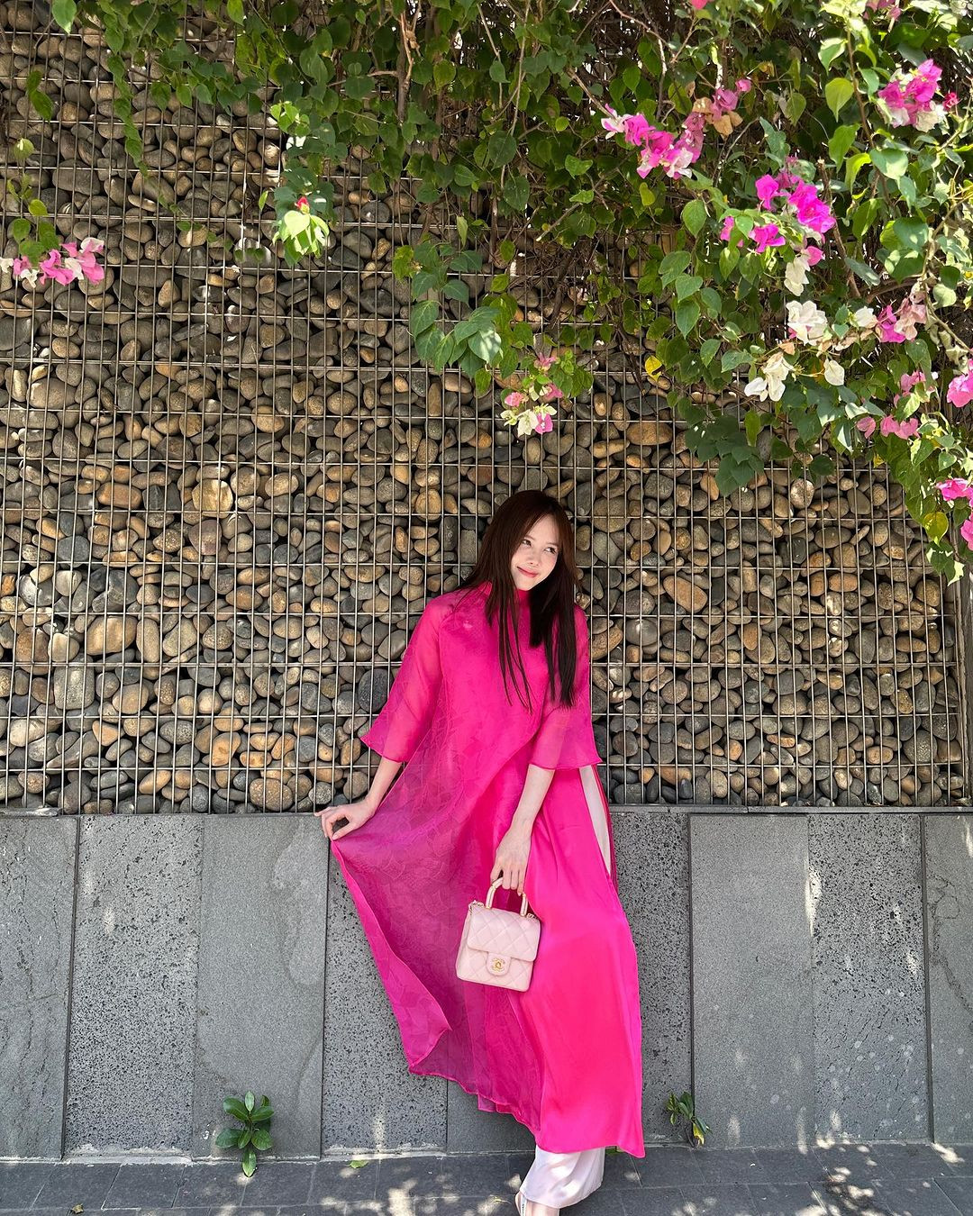 Thiều Bảo Trâm diện áo dài hồng rực rỡ xuống phố đón không khí năm mới. Cô cầu mong một năm mới bình an. Thiều Bảo Trâm diện áo dài hồng rực rỡ xuống phố đón không khí năm mới. Cô cầu mong một năm mới bình an.