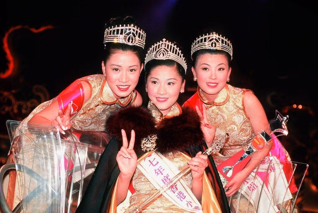 Ông Gia Tuệ đăng quang Hoa hậu Hong Kong 1997. Lý Minh Tuệ (phải) và Xa Thi Mạn lần lượt là Á hậu 1 và 2. Ông Gia Tuệ đăng quang Hoa hậu Hong Kong 1997. Lý Minh Tuệ (phải) và Xa Thi Mạn lần lượt là Á hậu 1 và 2.