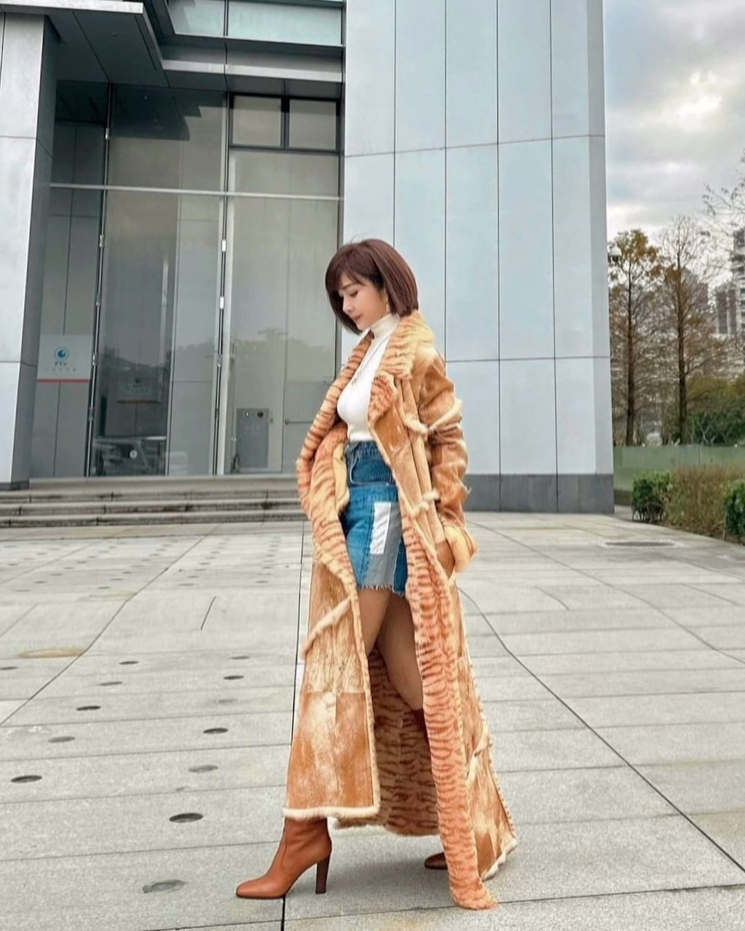 Trong cuộc sống thật, cô tiết chế hơn nhiều, ưu tiên trang phục tôn vẻ sang chảnh, thanh lịch, cũng theo phong cách gợi cảm nhưng không quá đà.