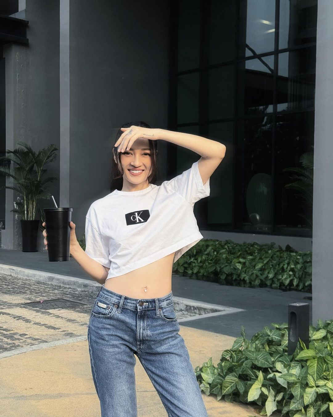 Không diện đồ cầu kỳ, Bảo Anh chọn áo croptop và quần jean lộ eo thon. Cô động viên bản thân sau thời gian dài bị đồn gặp chuyện buồn: “Vui lên em nhé. Mỉm cười đón mọi điều. Chúc mọi người một năm an yên”. Không diện đồ cầu kỳ, Bảo Anh chọn áo croptop và quần jean lộ eo thon. Cô động viên bản thân sau thời gian dài bị đồn gặp chuyện buồn: “Vui lên em nhé. Mỉm cười đón mọi điều. Chúc mọi người một năm an yên”.