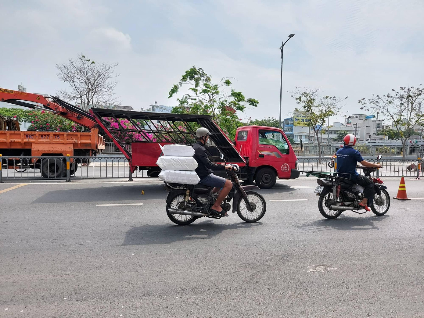 Thùng xe bị biến dạng sau vụ tai nạn. Thùng xe bị biến dạng sau vụ tai nạn.