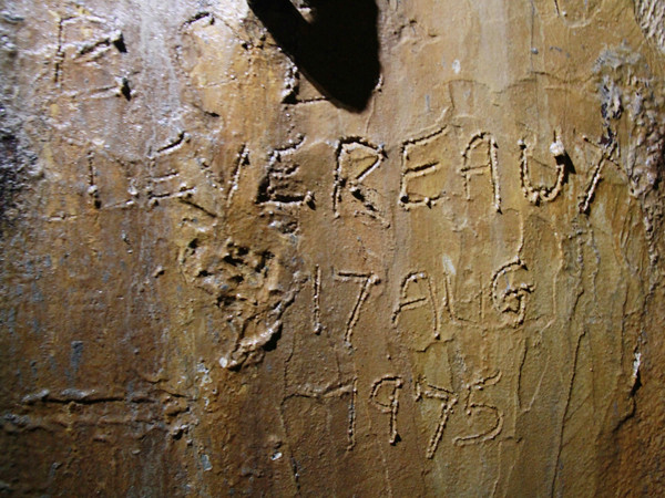 Dòng chữ trên tường hầm