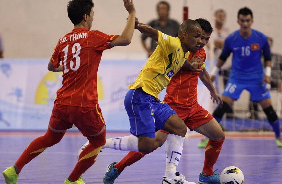 Tuyển Việt Nam (áo đỏ) giành chiến thắng bằng chiến thuật hợp lý và sự quả cảm