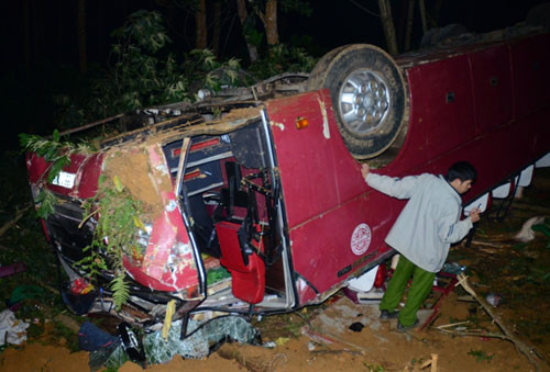 Cơ quan chắc năng khám nghiệm xe gặp nạn để tìm hiểu nguyên nhân - Ảnh: Phạm Ngọc Triển